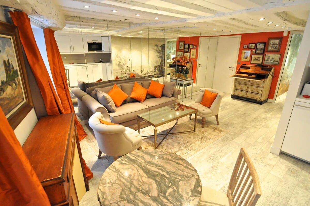 Appartement Tenderness At Notre Dame, Delacroix Paris